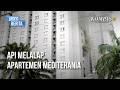 Petugas Evakuasi Penghuni Apartemen Mediterania yang Terjebak Kebakaran