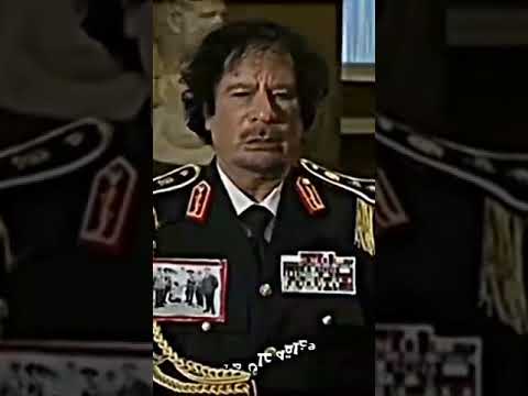 يوم زار القذافي إيطاليا و علق على قميصه صورة ل عمر المختار