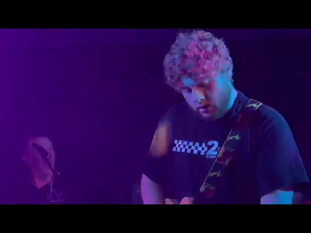 Assista a Caged (Live in London July 2023) no YouTube Assista a Caged (Live in London July 2023) no YouTube