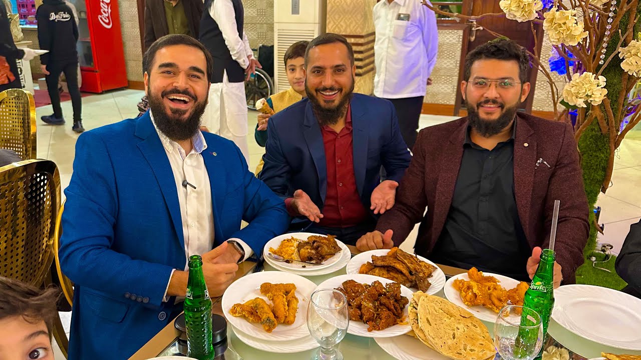 Shadi ki dawat aur wo bhi doston ke sath 😋 Maza agaya 😍
