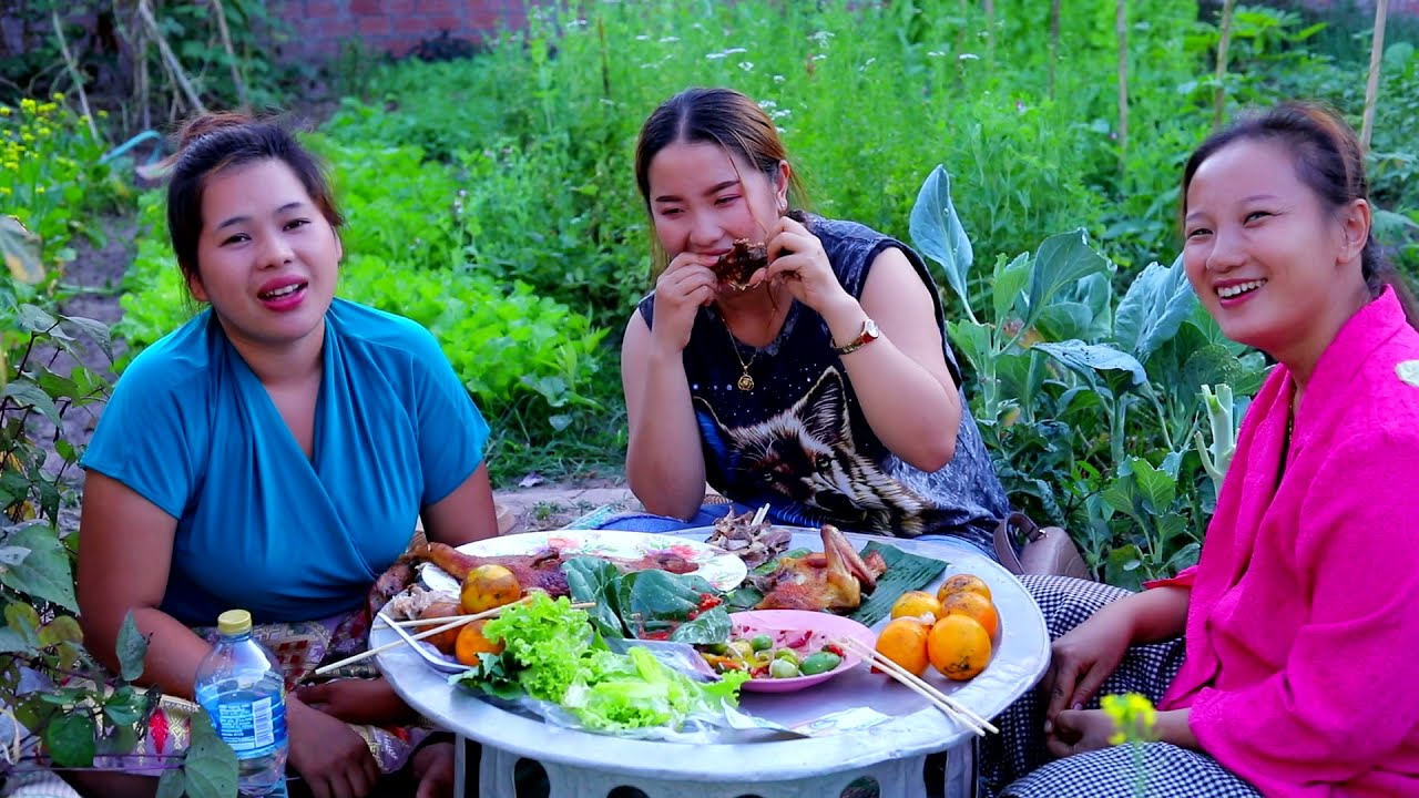 niam vam khwb hlob thiab niam vam khwb yau . sib tws noj seb leej twg yeej