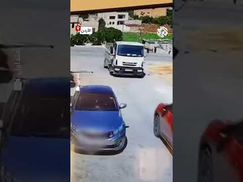 في مشهد بطولي رجل ينقذ امرأة من مجموعة كلاب ضالة في الأردن