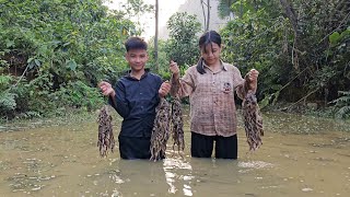 After the rain, the homeless boy and the poor girl caught frogs from the pond to sell - Homeless Boy