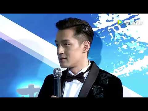 女神也调皮！韩雪现身虹桥机场，对镜嘟嘴开心互动超Nice！