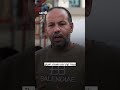 فاقد الشيء يعطيه.. كهربائي عراقي حرم من التعليم يوزع كتبا بالمجان على أطفال البصرة