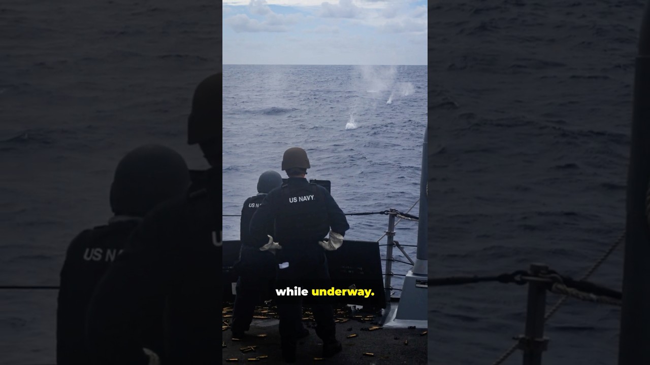 Эсминец USS Frank E. Petersen Jr. проводит учения с боевой стрельбой в море (Индийский океан).