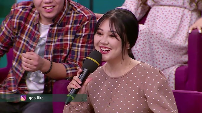 Қыздардың етектерін тіктеп тұрған бейнелері