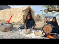 عشایری ایران چگونه گندم را آسیاب میکنند؟ 🌾🥣 پخت نان تنوری روی آتش 🔥🍞