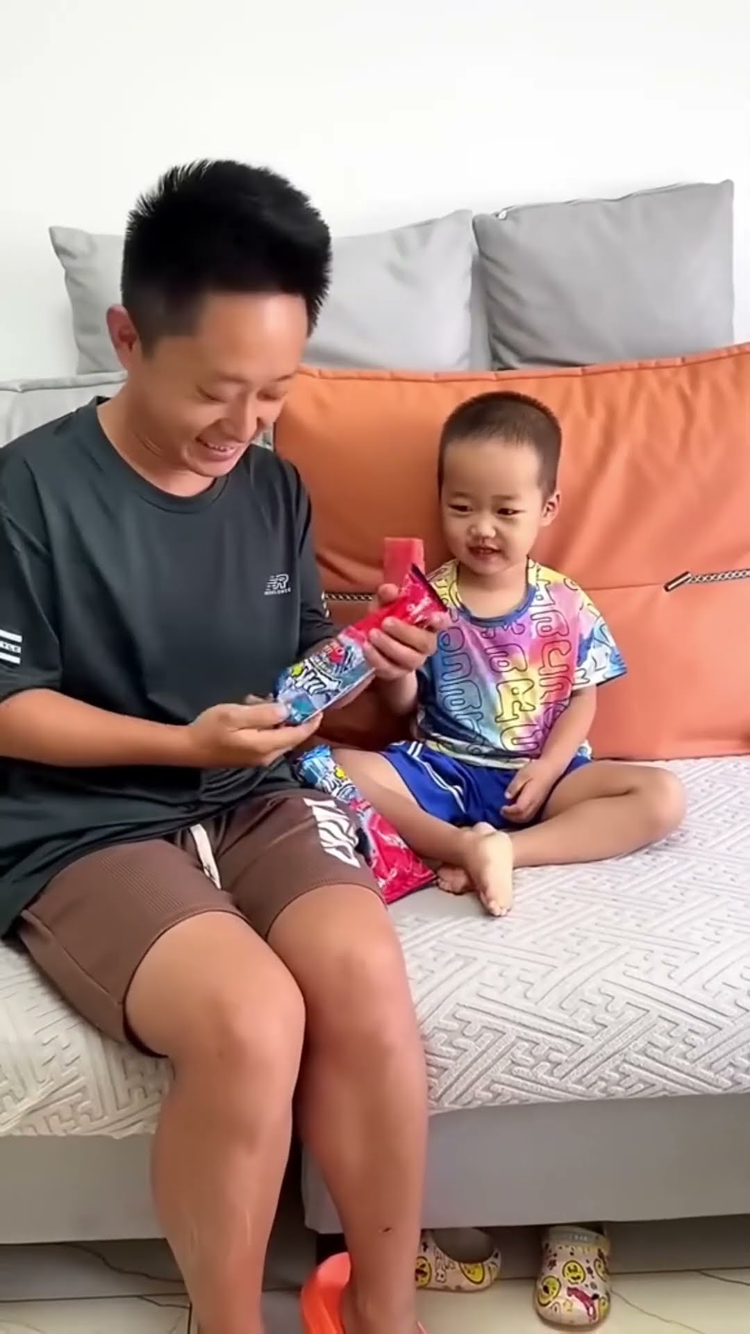 Dad made a watermelon flavor ice cream for his son!# Cute baby#Cute# goofy Xiaomi Bao# smart baby#
