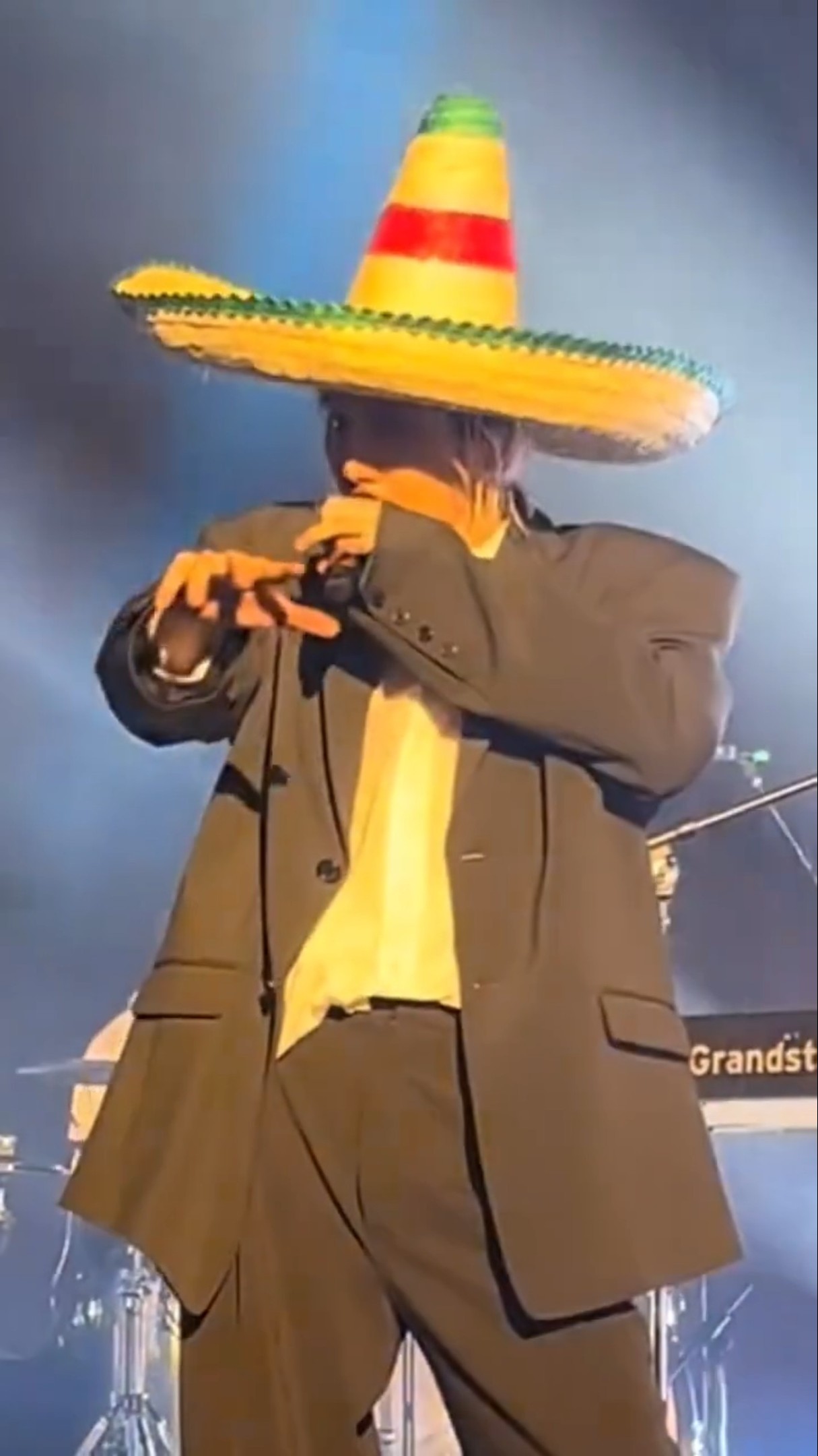 伝統的な帽子姿でメキシコファンのハートを射抜く藤井風🇲🇽💘FUJII