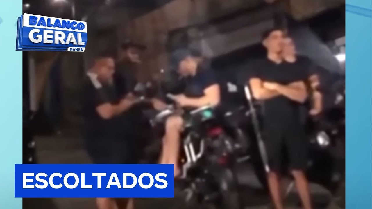 Chefes do tráfico são escoltados por seguranças dentro de comunidade