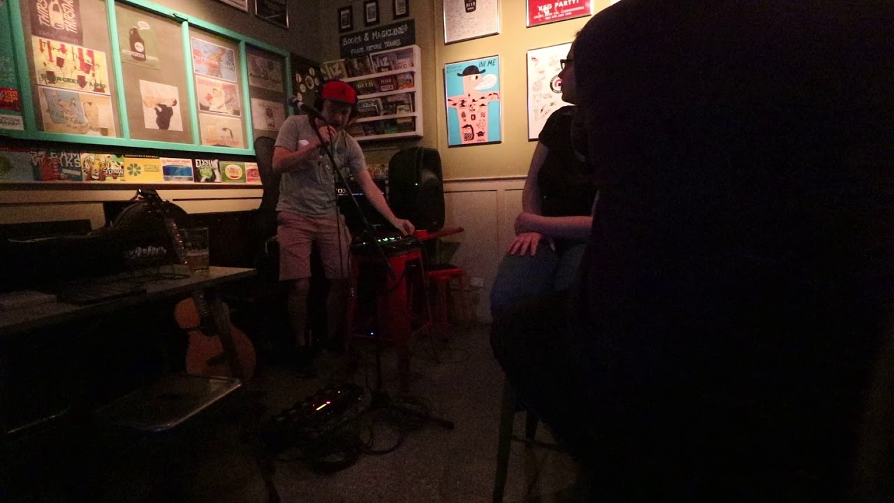 【台灣信義區🇹🇼】美國男生的唱歌很好聽!@BeerGeek MicroPub 市政府 - YouTube