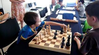 Alan de 4 años vs Anibal de 8 años en amistoso de ajedrez
