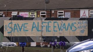 Tributes outside UK hospital in support of terminally ill baby