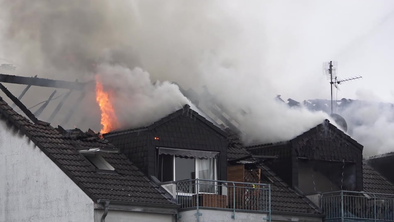 Dachstuhlbrand greift auf Nachbargebäude über - 2 Personen vermisst in Bornheim-Roisdorf am 28.09.25