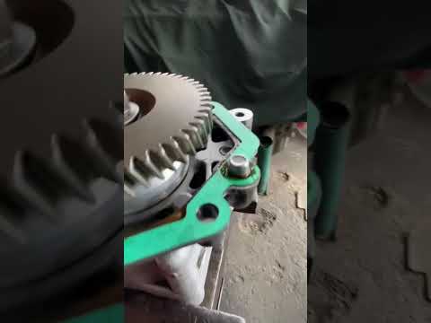 . Giovani mecânico. Scania 124. 400.Concerto da tampa da bombahidráulica vazamento de óleo