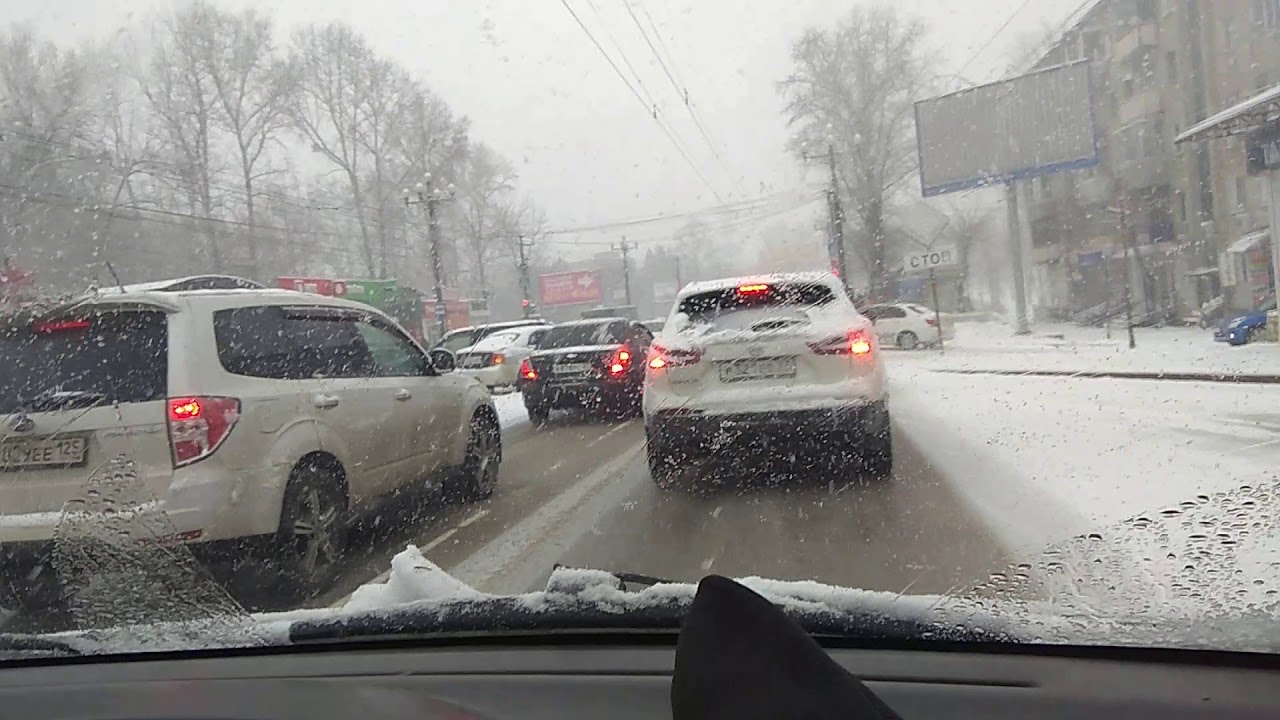 Выпал долгожданный снег. M4 снега пробки. Приколы пробки от снегопада. Каен в пробке снегопад. Haval Jolyon зима снег.