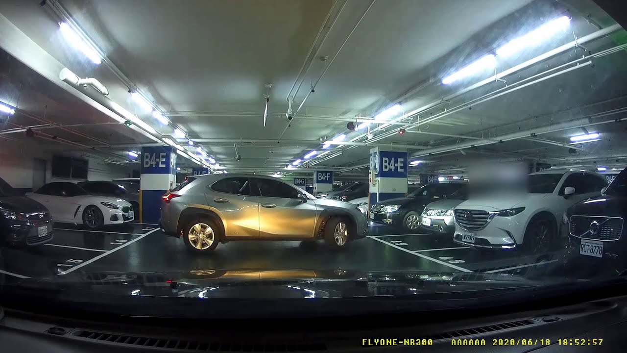 台中新光三越中港店停車場