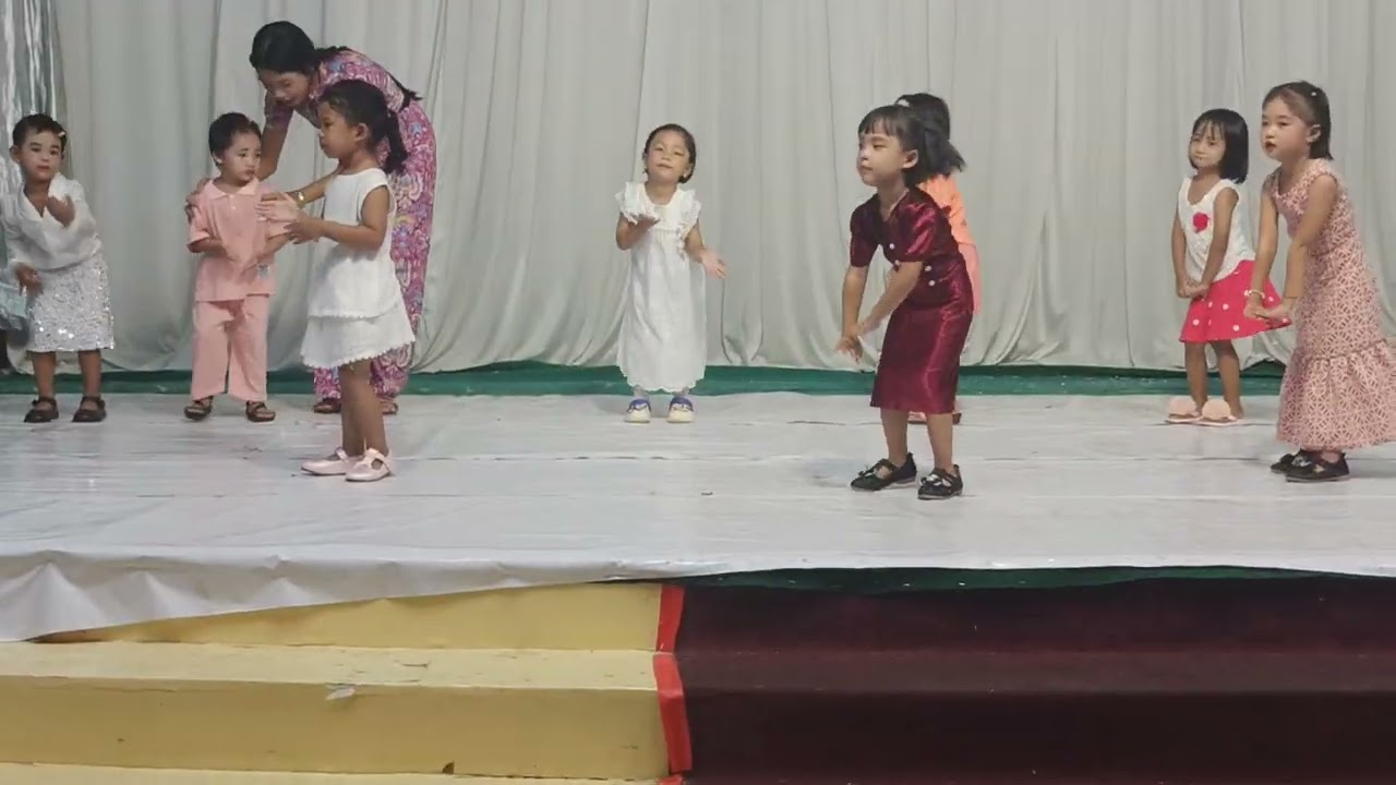 အဖြူရောင်ဂါ၀န်လေးနဲ့ သမီးသဉ္ဇာ ရဲ့ မူကြိုကပွဲ