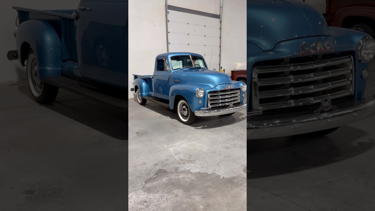 Синий пикап GMC 1953 года выпуска в автосалоне Gateway Classic Cars в Милуоки.