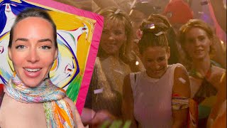 Which Hermes Scarf is Carrie Wearing in SATC? S4 Ep14
Which Hermès scarf is Carrie wearing in the SATC episode, “All That Glitters”? In this edition of “As Seen In” Sunday, we’ll find out. This was very exciting because it’s our first Hermès pleated sighting! After my last video where I identified the scarf in “The Princess Diaries” (which took some time to track down), I was very relieved to recognize this one immediately. It is the Hermès scarf called “Smiles In The Third Millenary” by Sefedine Ibrahim Alamin (Kwumi). It was first issued in 2000. All of his designs are very recognizable by their vibrant washes of color and his inspiration is so moving. I’ve included a story about his background in this video. Let me know which movie/photo/show I should look at next! #satc #hermes #hermesscarf #scarftutorial #carriebradshaw #sjp #greenscreen #greenscreenvideo Which Hermes Scarf is Carrie Wearing in SATC? S4 Ep14