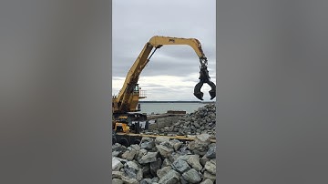 Young Corp Material Handler Front and Grapple on a PC1250 v1