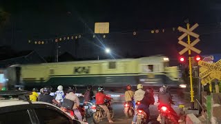 BERGADANG HUNTING KERETA LUAR BIASA!!! DI 2 PERLINTASAN KA DI KOTA JAKARTA