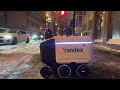 Робот-курьер переезжает дорогу. Яндекс.Ровер на светофоре