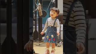 Balita imut asal Jepang bernyanyi Inu no omawari-san