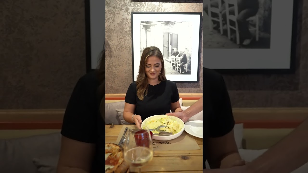 Al ristorante IN ALBANIA con la mia ragazza , SCAPPO VIA E FACCIO PAGARE LEI ( bella Napoli tirana )