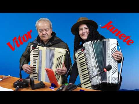 Uncle Roque hosts Vitor and Janete, who play Teixeirinha on the accordion