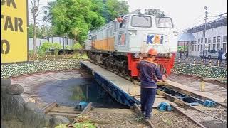 Momen langka lokomotif CC206 di putar di turn table kereta api.