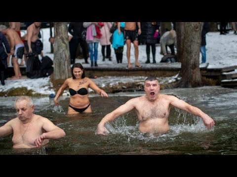 Unutilmas jinsiy aloqa uchun jinsiy pozitsiya It uslubida sikilgan ayol surati