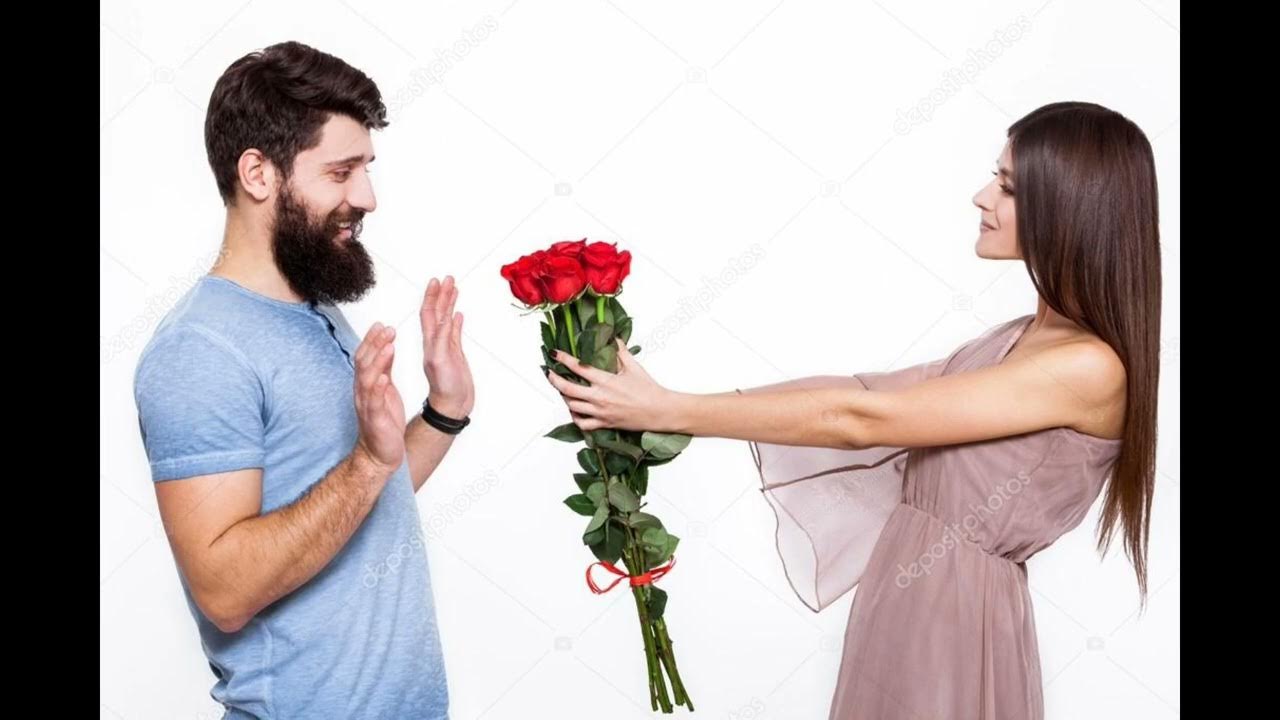 знакомый подарил цветы. мужчина дарит цветы. букет для мужчины. мужчина дарит цветы женщине. мужчина дарит цветы женщине.