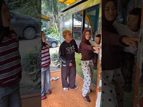 TIDUR DI BUS BEKAS KECELAKAAN