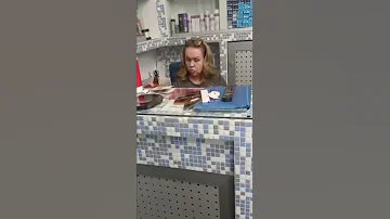 Не хочет платить за хреновый маникюр...