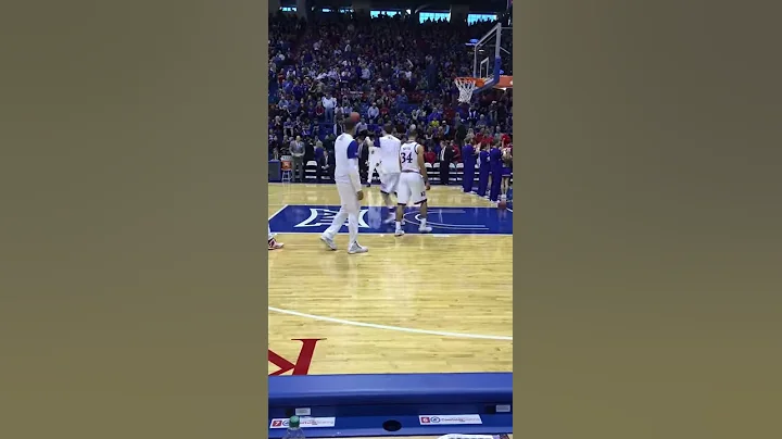 Kansas vs Baylor   Wayne Selden & Jamari Traylor Dunk  (warmups)   1/2/16