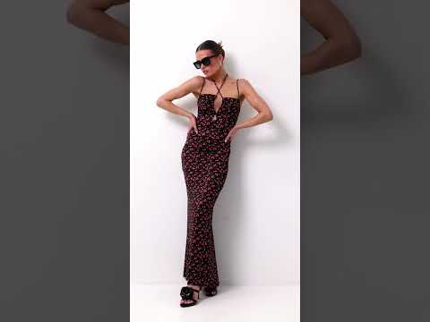Video: CM8101 Sukienka maxi z nadrukiem i wiązaniem w dekolcie - model 3