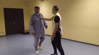 Приемы самообороны: Освобождение от захвата за одежду 2 - kungfu.ru