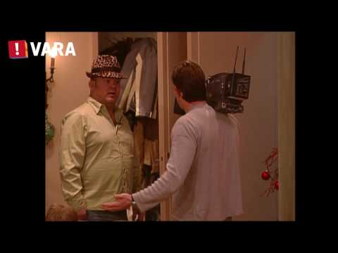 PAUL KRIJGT KLAP VAN CAMERAMAN - Paul de Leeuw