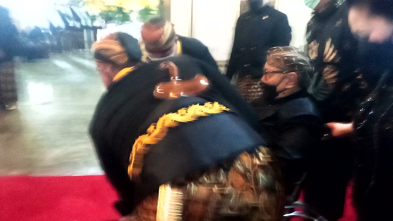 PB XIII menangis di depan jenazah Ibundanya KGPH Tedjowulan. KRA Retnodini grum