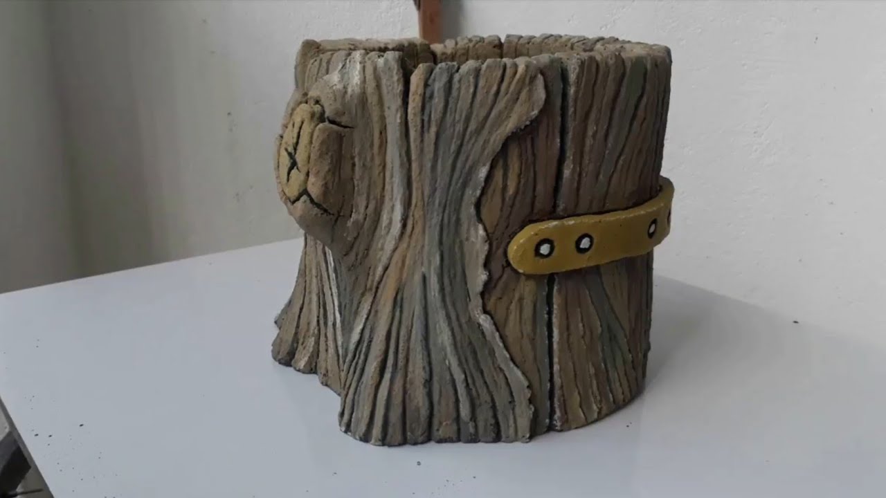 Vaso de cimento com Fernando Galindo, estilo madeira