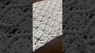 What do you think of this macrame table runner? 😍 #handmade #macramè #macramerunner #macramelantern