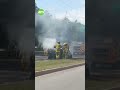 Camioneta Fiat se incendia en el libramiento José María Morelos; conductor se salva