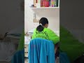 妹妹在看电视,姐姐在认真写作业,我想偷偷记录一下,吓着姐姐了藍抱抱……#记录生活 #一拖二宝妈