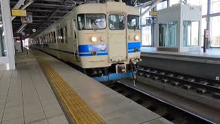 富山駅を回送発車していく国鉄413系