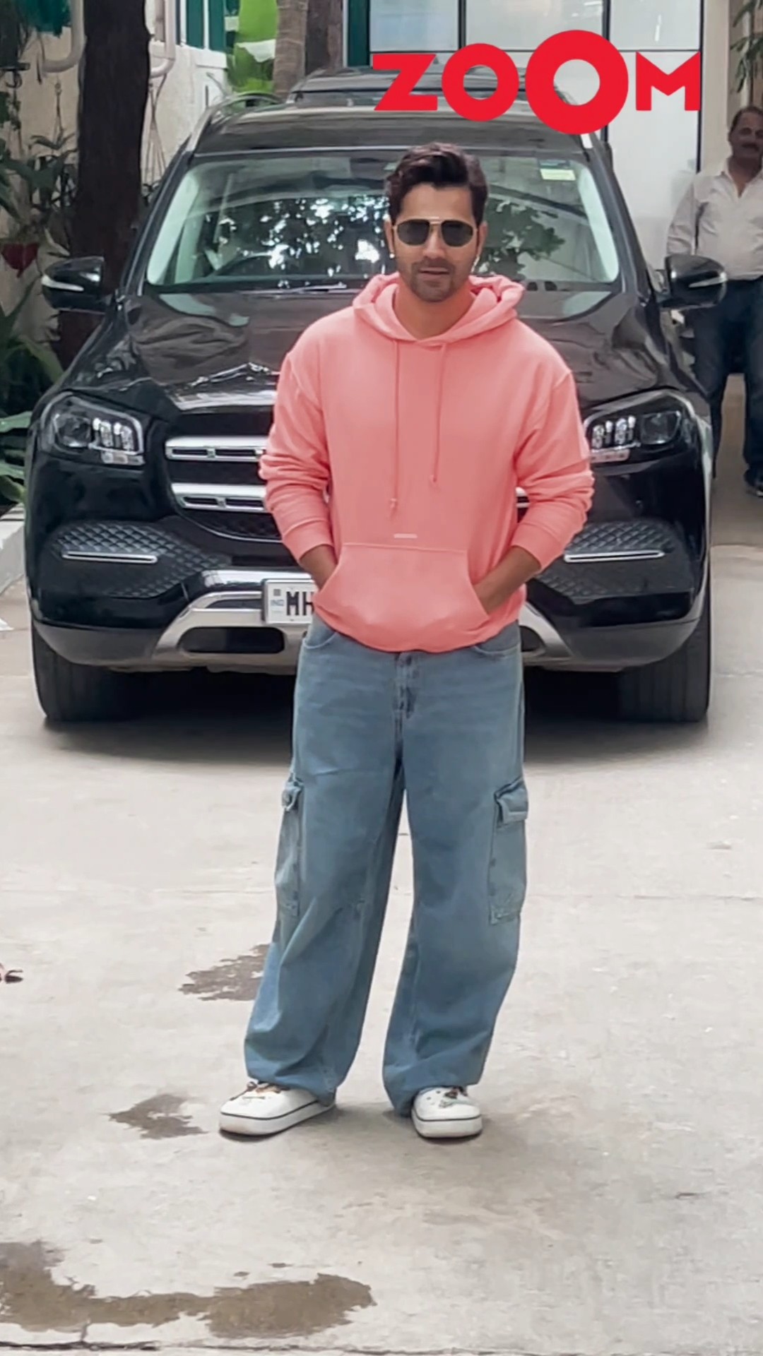 Varun Dhawan strikes a POSE for Ppaps, clicks Selfies with fans ? #varundhawan #shorts
