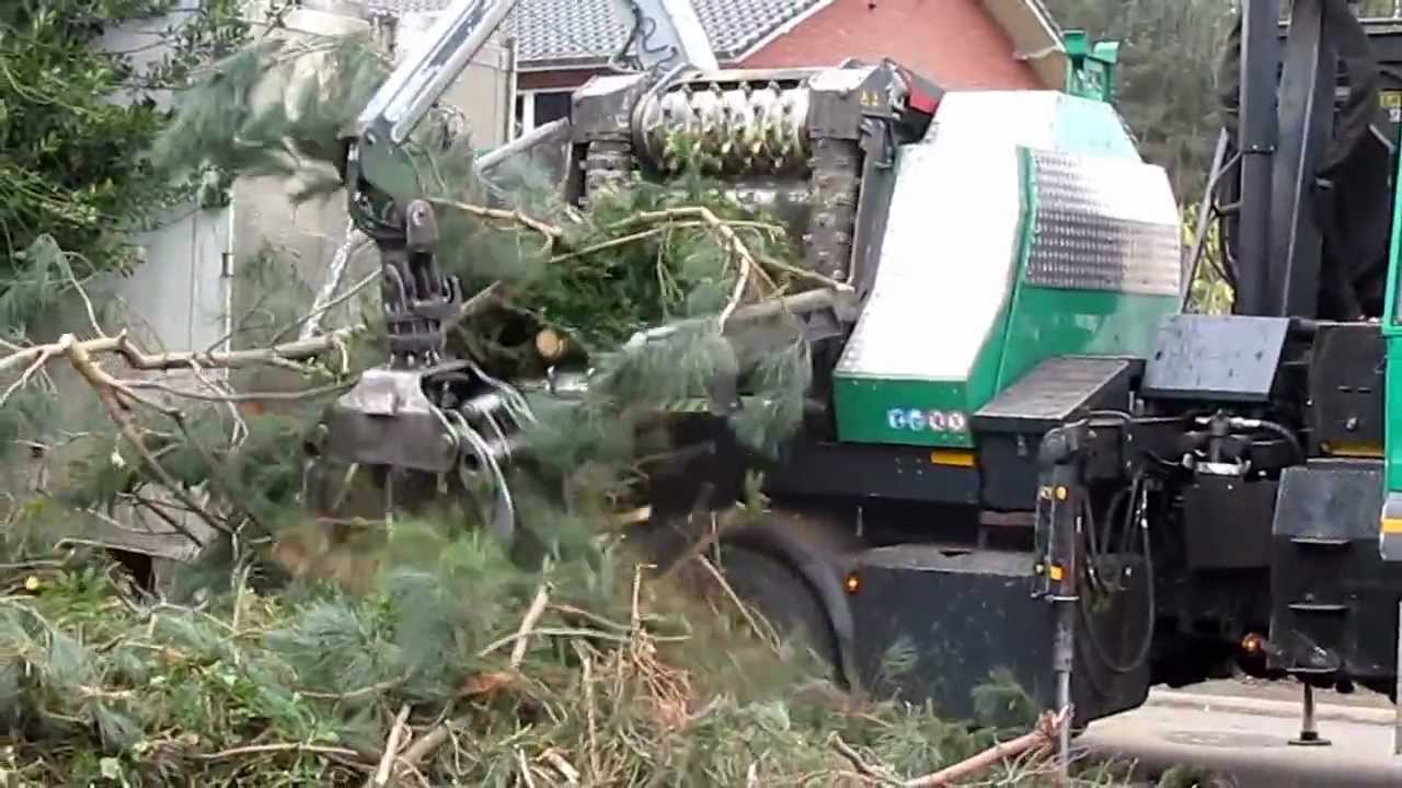 bomen verhakselen met hakselaar tot 60cm te keerbergen.MOV