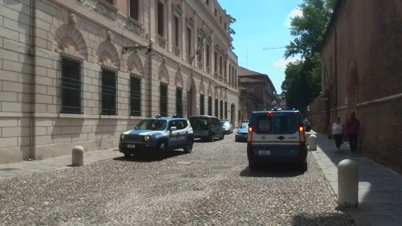 Polizia di stato di ferrara operazione in zona gad youtube Polizia di stato ferrara