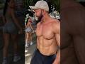 Desafiei o MAIOR peitoral da praça na flexão ???????? #flexao #bodybuilder #calistenia #shape #fit